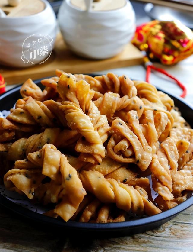 过年教你炸麻叶,学会一个和面小技巧,一捏酥得掉渣,小时候味道