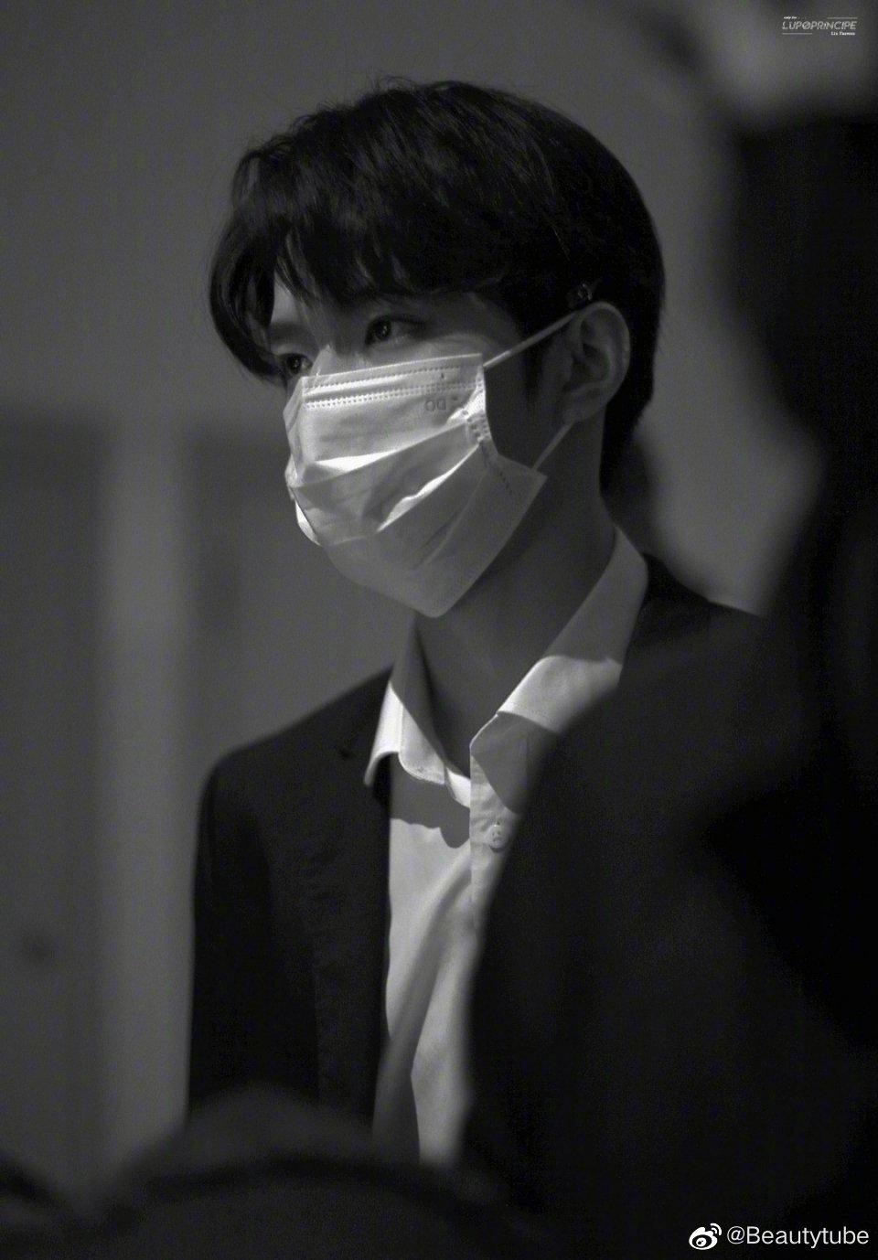 刘耀文百变大咖秀上班饭拍黑色西装单手插兜好绝一男的