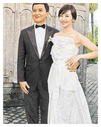 侯佩岑秀恩爱42岁与丈夫紧搂像连体婴气氛甜蜜不顾母亲眼光