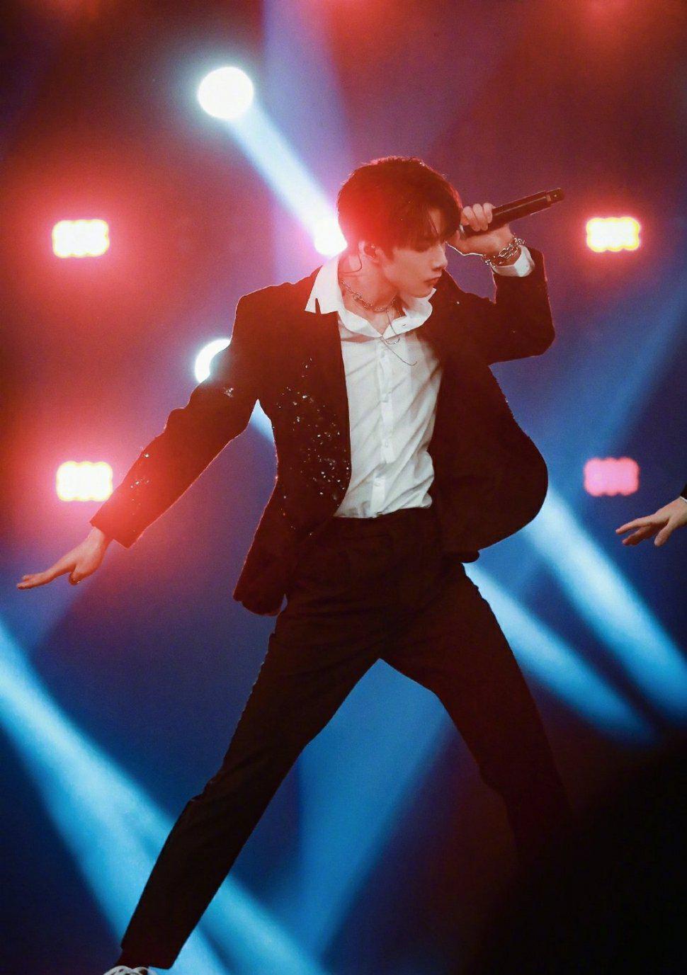 刘耀文录制百变大咖秀路透图来喽!黑色西装白色衬衫的优雅小狼