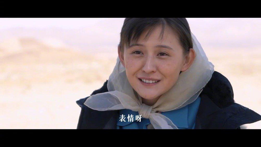 《山海情》里,热依扎扮演的皮肤黝黑,穿着朴素的李水花