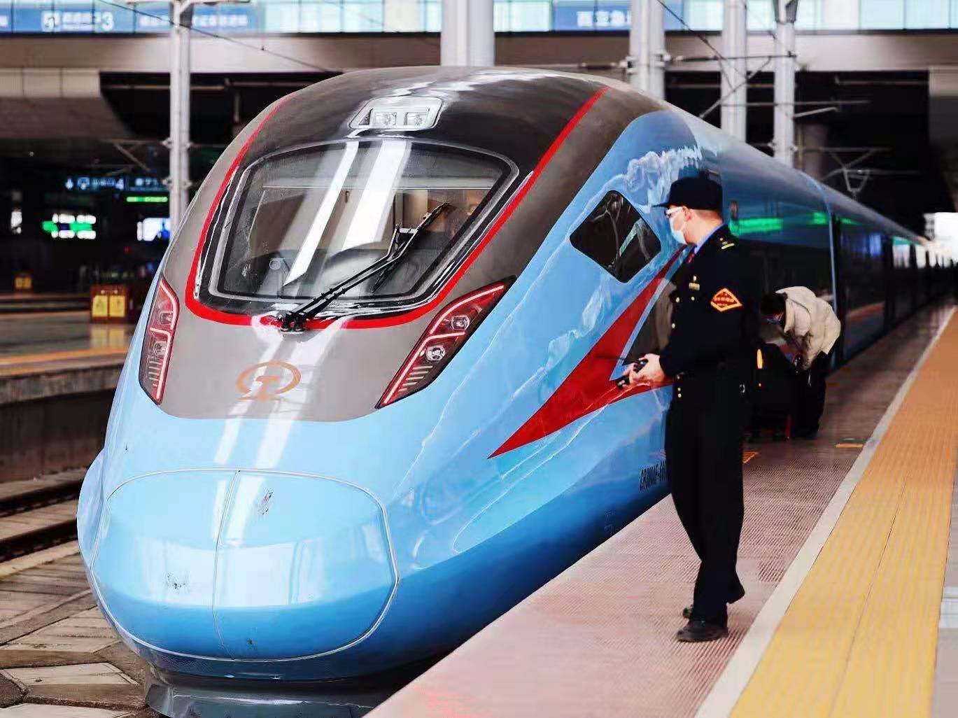 南宁局配属首批"复兴号"动车组试运行