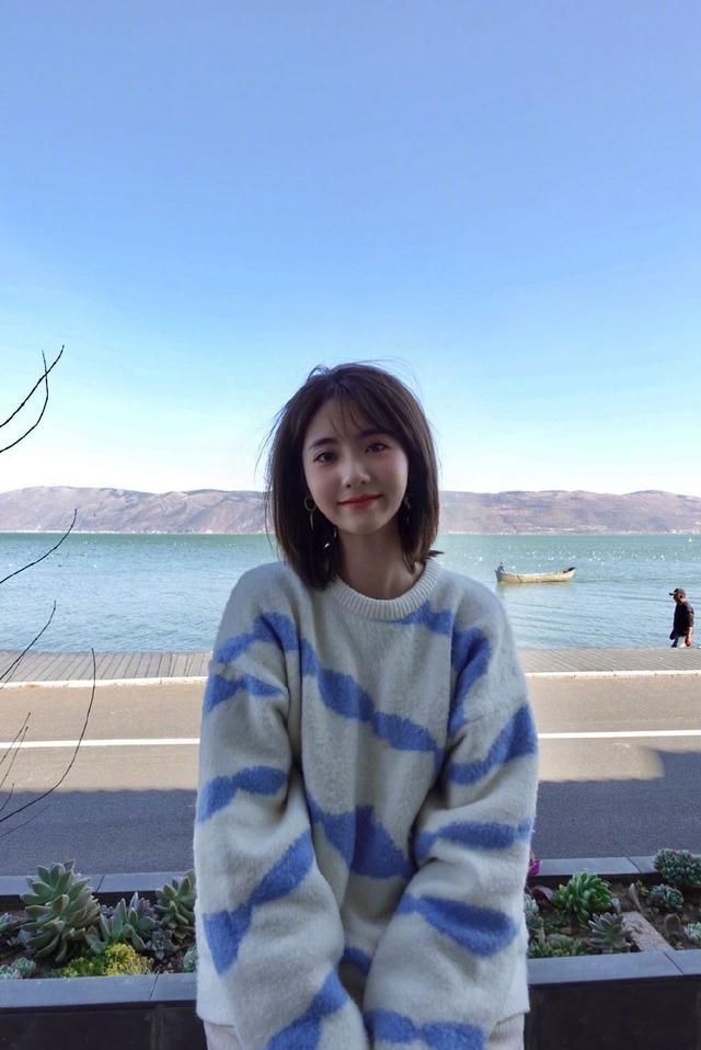 邢菲晒男友视角照,穿蓝白条纹毛衣清纯如初恋,这还愁没人追?
