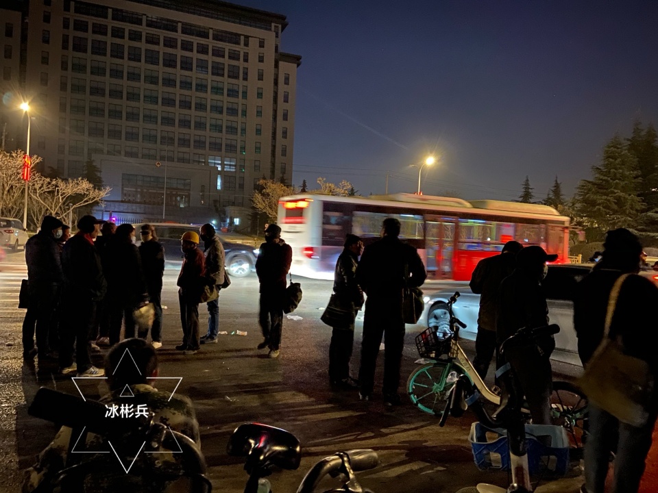 年关将近走近街头的农民工凌晨6点不到就蹲守路边等工作