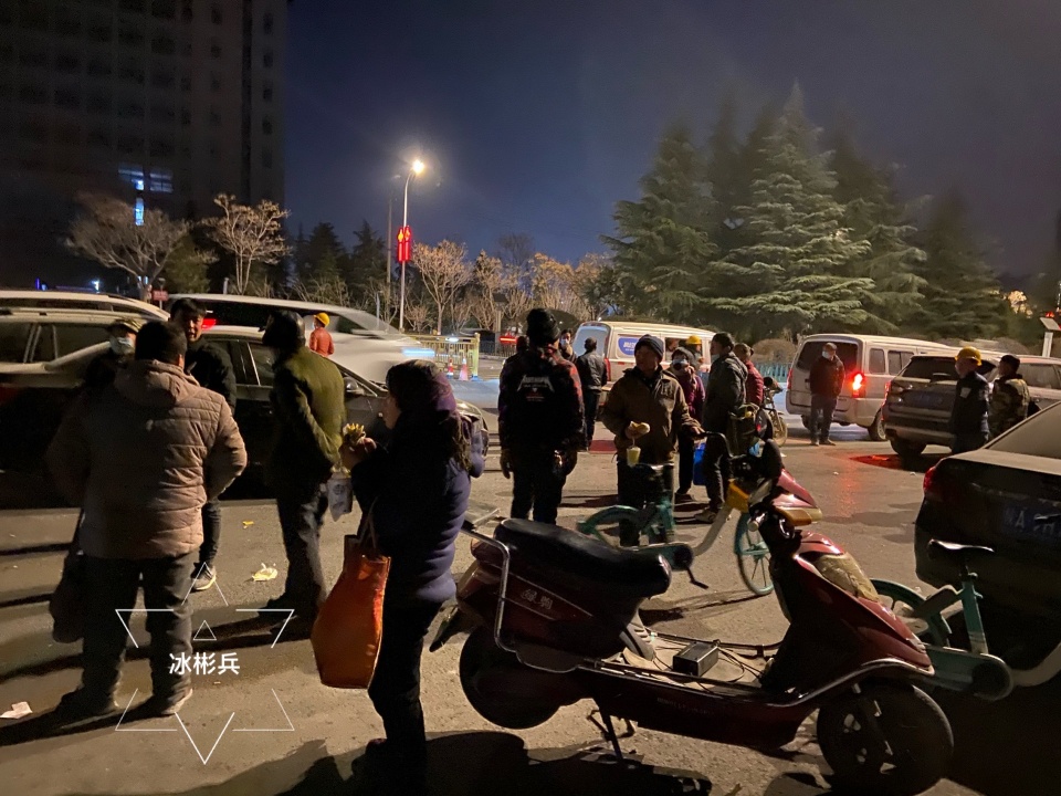 年关将近走近街头的农民工凌晨6点不到就蹲守路边等工作