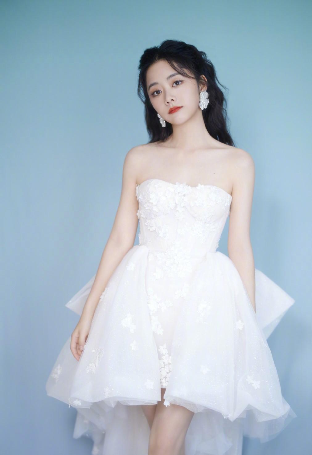 谭松韵的娃娃脸太有优势,穿粉色礼服甜美梦幻,娇俏可爱哪像30岁