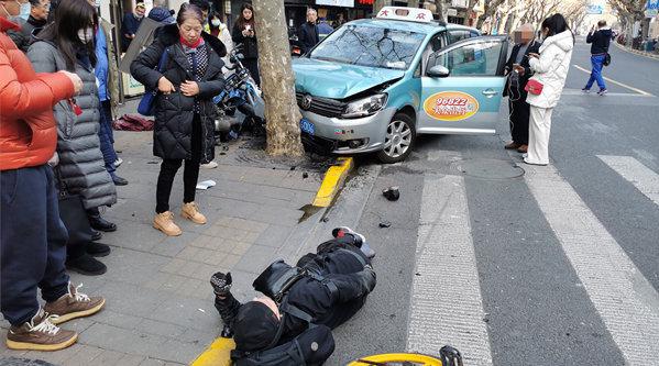 上海一出租车与共享单车相撞 骑车人受伤