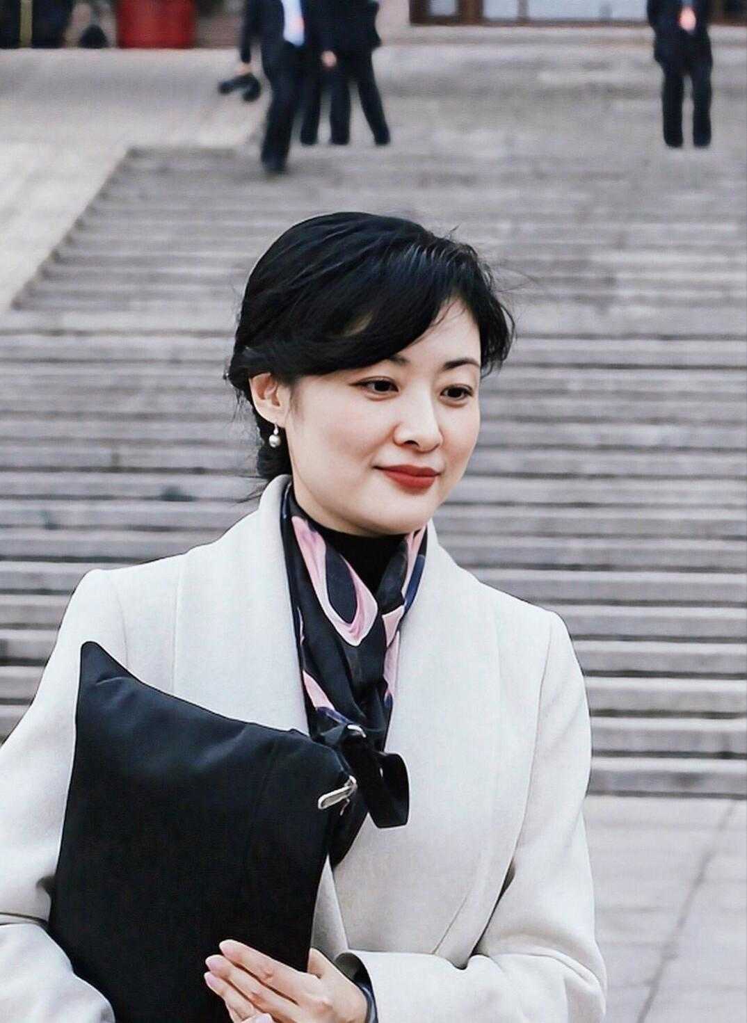 主持人周涛太会穿,黑色针织衫配百褶裙也有高级感,果然气质非凡