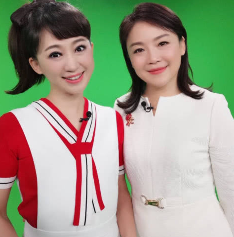 44岁"小鹿姐姐"近照:冻龄美得不像话,丈夫身份神秘儿子帅气