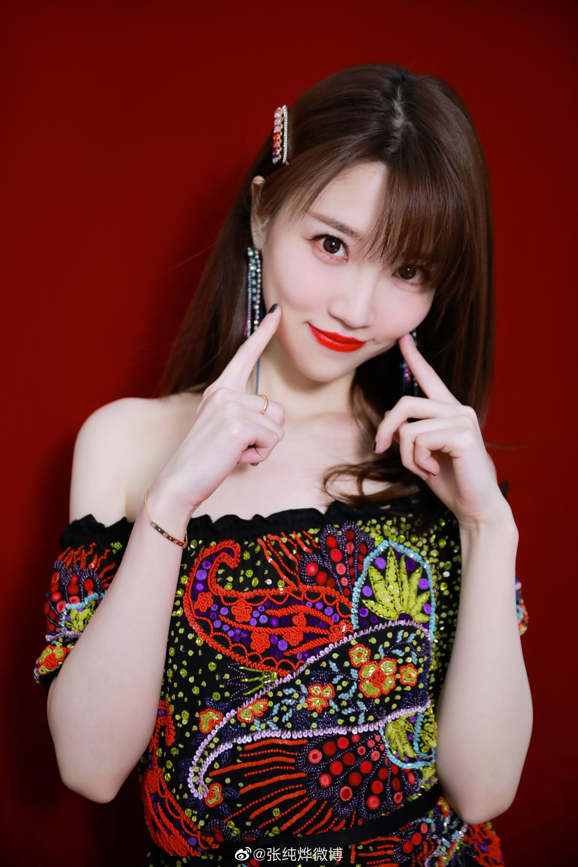 蒙面唱将猜评团张纯烨背景 为何节目如此偏爱她