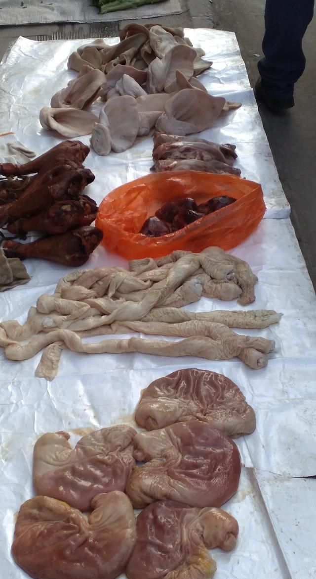汉中路边摊卖的猪内脏看似很像冷冻品但摊点极力否认