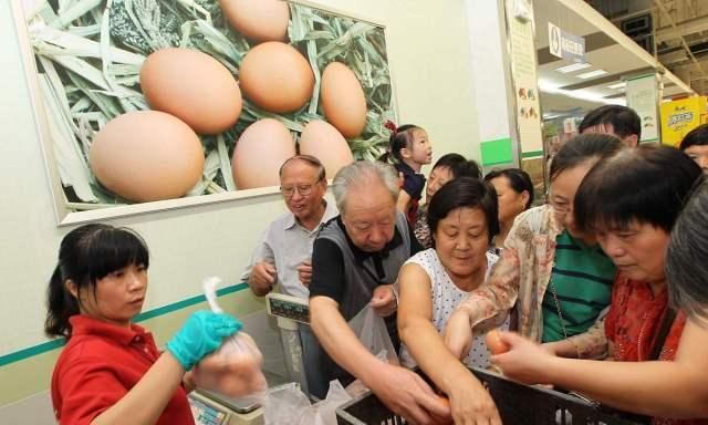 老人偷拿超市鸡蛋,被店员检查时倒地猝死,超市该承担责任吗?