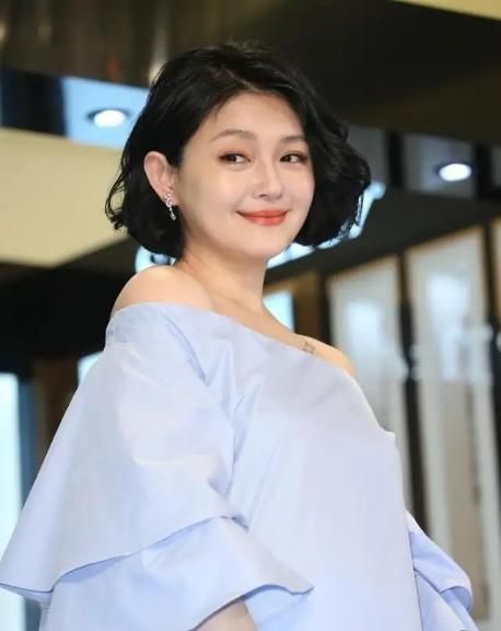 大s暴瘦认不出!穿风衣配过膝靴,时髦减龄比当年"杉菜"还少女