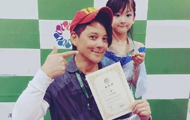 莫少聪罕晒父女合影,10岁女儿五官精致,多才多艺不输哥哥张镐濂