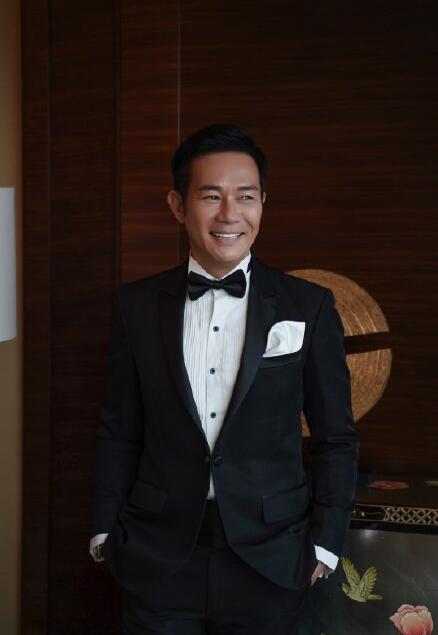 影帝张兆辉拍枪战戏发生意外被爆炸声震伤左耳就医照曝光