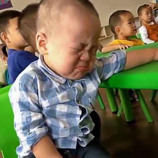2岁半男孩在幼儿园,上课时哭泣的表情亮了,网友:可怜的孩子
