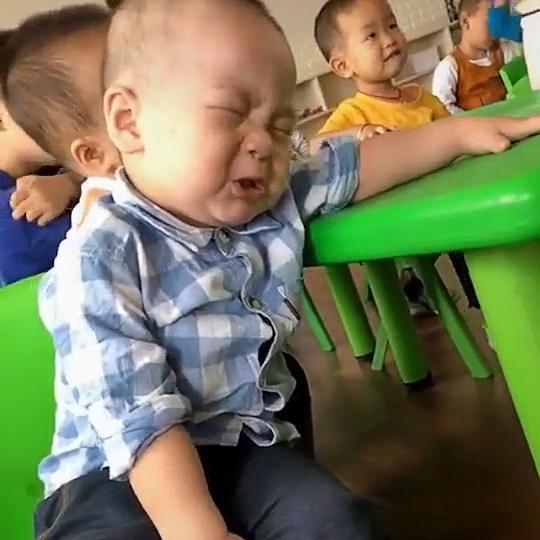 2岁半男孩在幼儿园,上课时哭泣的表情亮了,网友:可怜的孩子