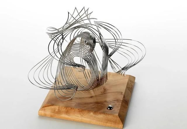 他把钢丝玩成了艺术品,无意间透露制作巧妙,你做你也行