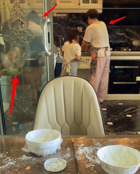 李小璐晒甜馨热舞视频,背后古典雕像意外抢镜,豪宅布局尽显奢华