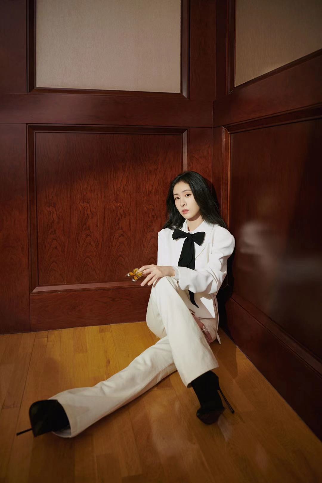 张碧晨穿白色系套装确实好看,自带温柔气息,照着穿就很美