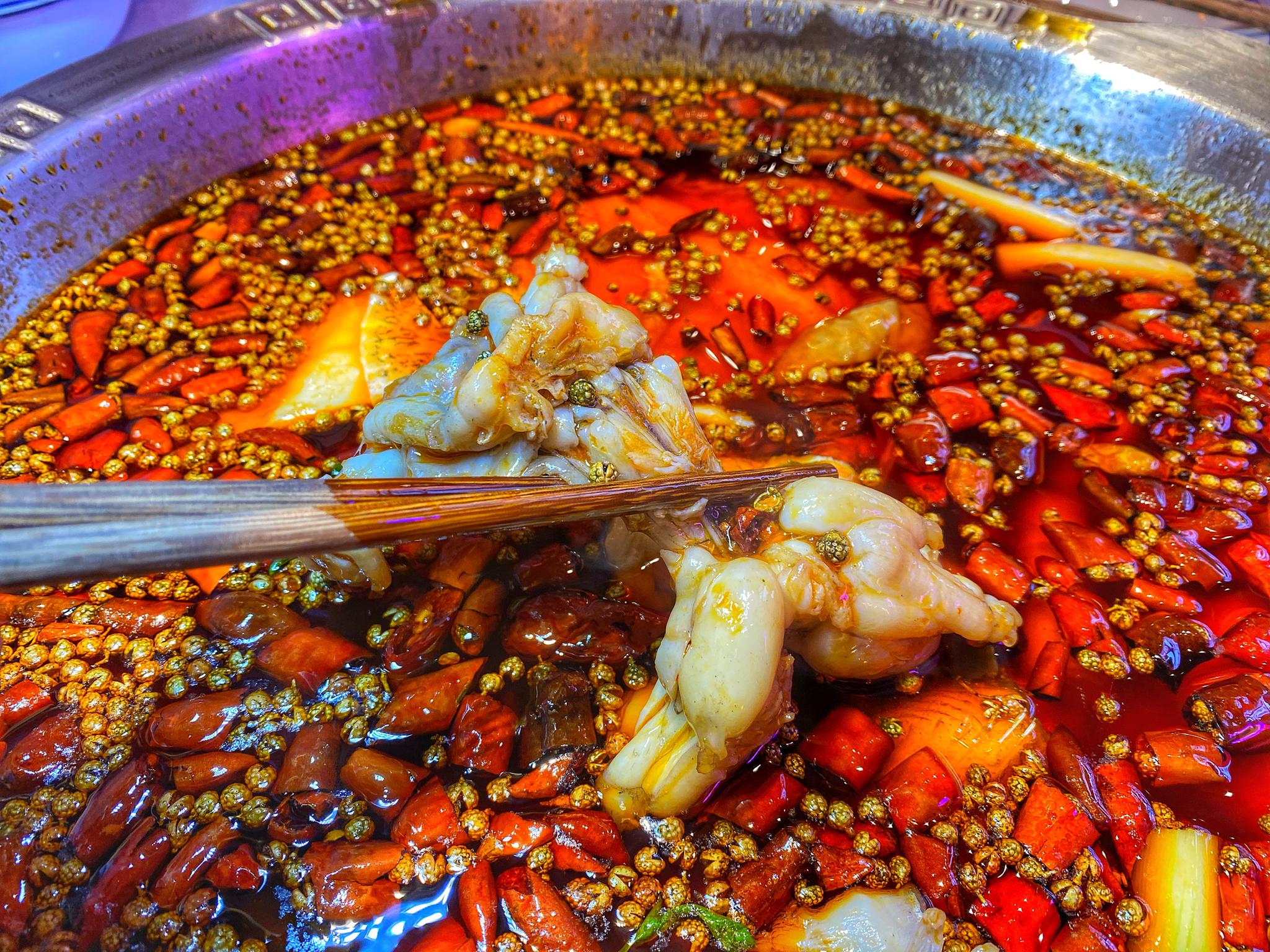 观音桥有一家新店美蛙肥肠鱼,每锅多加一两鱼,自带免费酒水超市