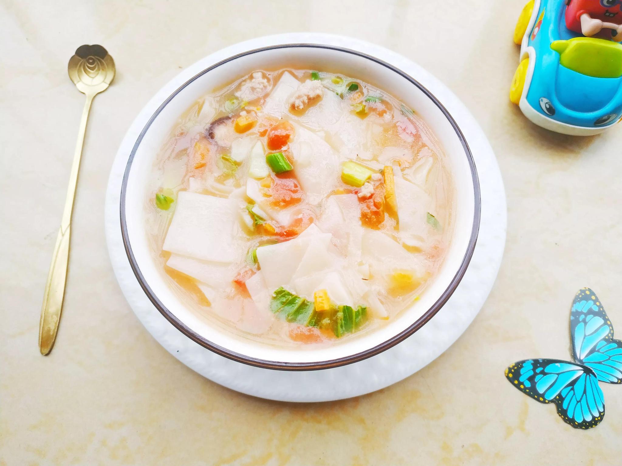 蒜苗1根主料:饺子皮200克,西红柿1个,瘦肉100克【食材准备】儿童饺子