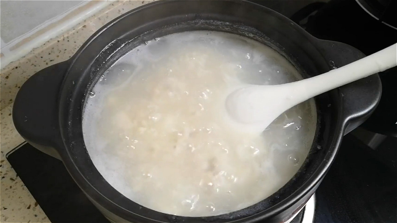 用梨子跟薏米搭配熬成一锅粥清热润燥不上火太好喝了