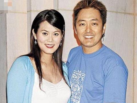 与纪佩伶婚后20年仍然恩爱如初,两人还有三个可爱的孩子,一家人其乐融