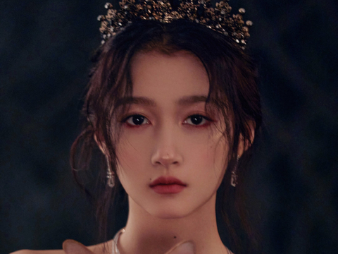 23岁关晓彤造型曝光,黑色礼服上镶满碎钻,头戴皇冠宛若公主