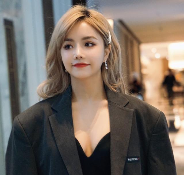 饭拍的照片真实,没有了百万精修师的p图,安崎的颜