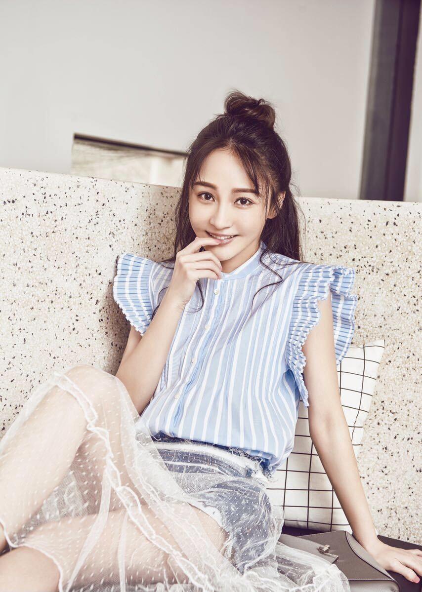 姚笛穿衣品味没得"挑",穿条纹西服搭配黑长裤,优雅又洋气