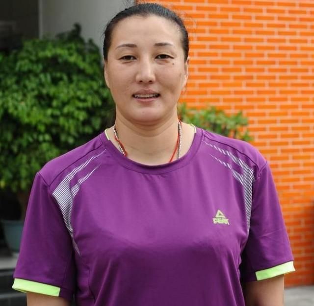 女排王丽娜久违现身因是女儿身童年很清贫如今眼角皱纹显老态