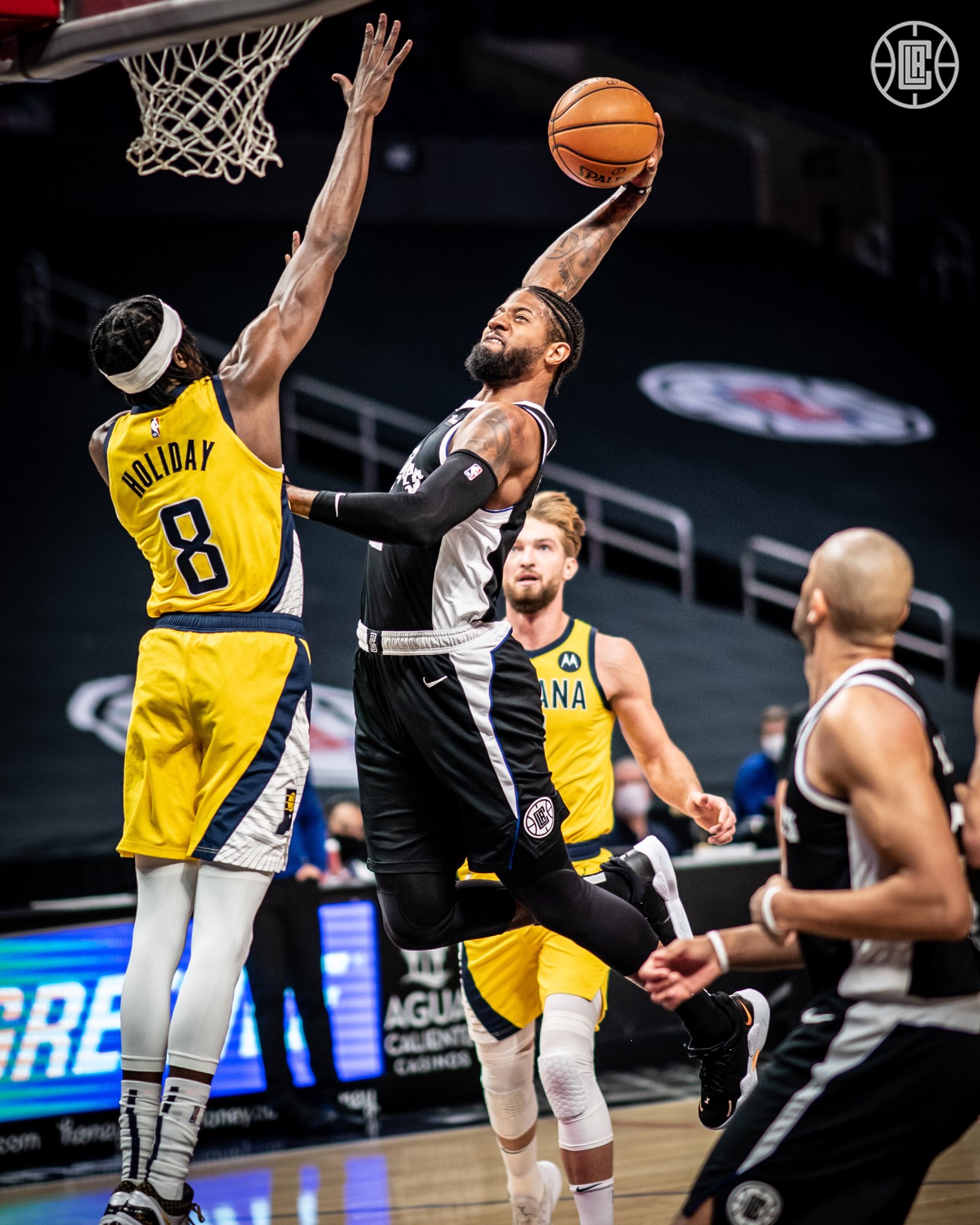 乔治隔扣引725亿大佬鼓掌采访侧面刺痛里弗斯已入190俱乐部