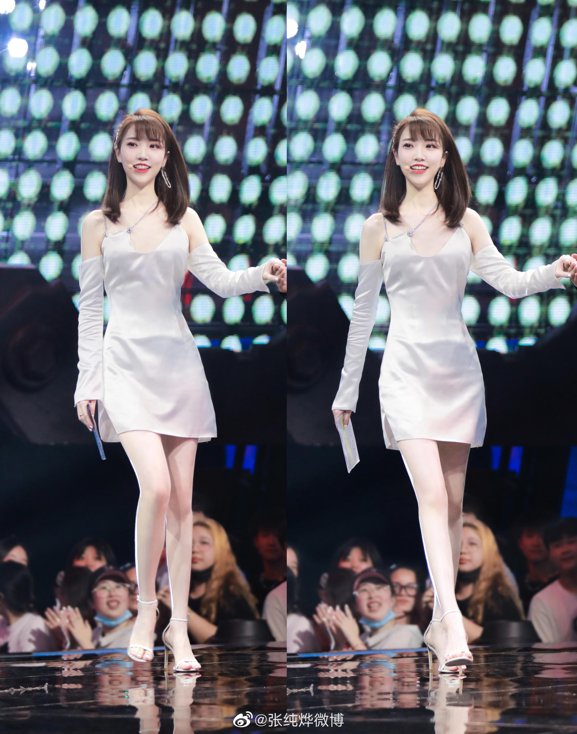 蒙面唱将猜评团张纯烨背景 为何节目如此偏爱她