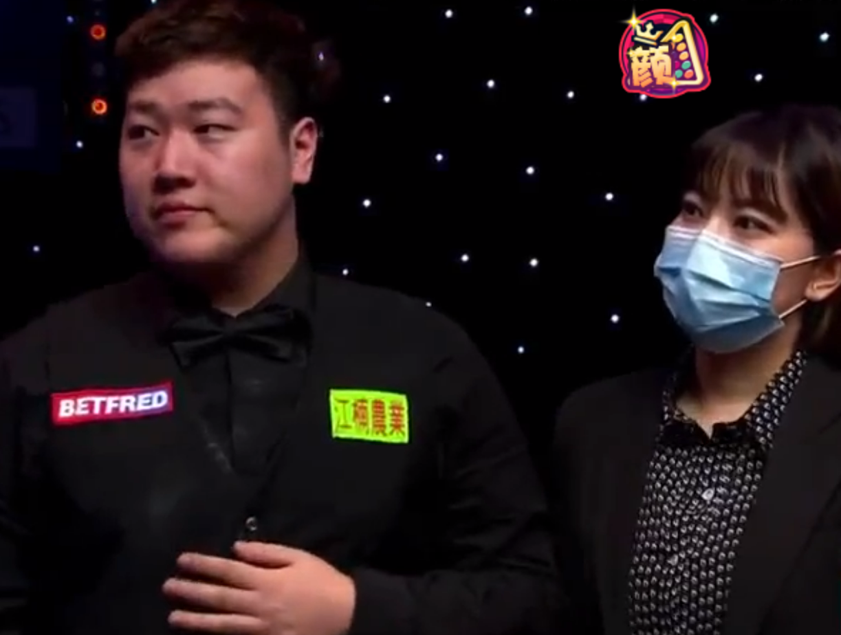 20岁颜丙涛一战成名!与女友共同举起冠军奖杯,希金斯疯狂称赞他