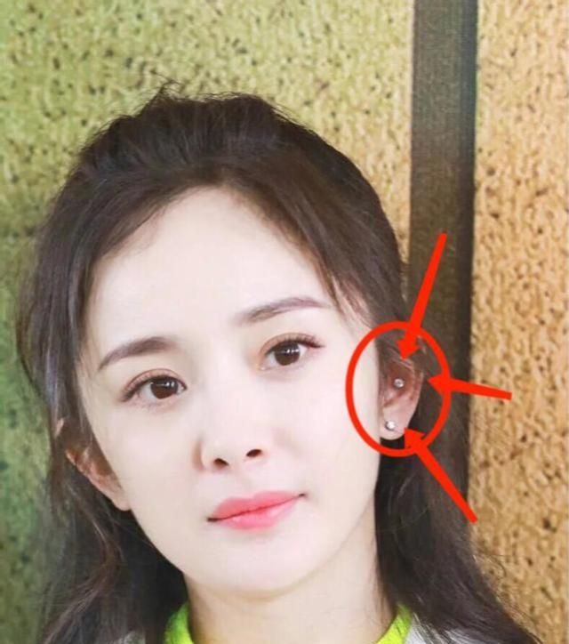 本来杨幂高中时就很叛逆,特别喜欢扎耳洞,结果现在两耳上都有十几个