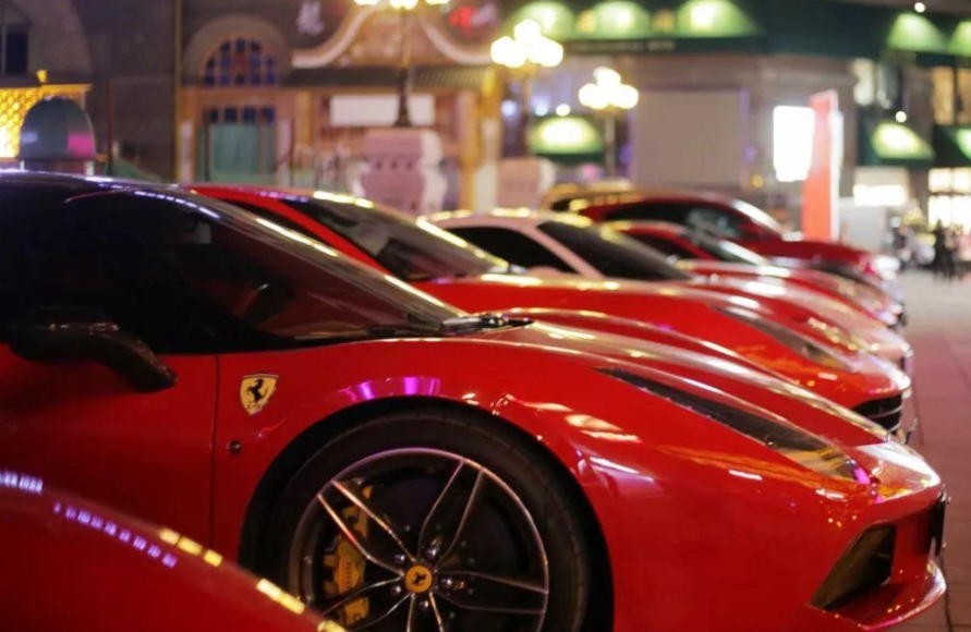 男子坐在豪车上自拍,本想高调炫富,没想到赔惨了