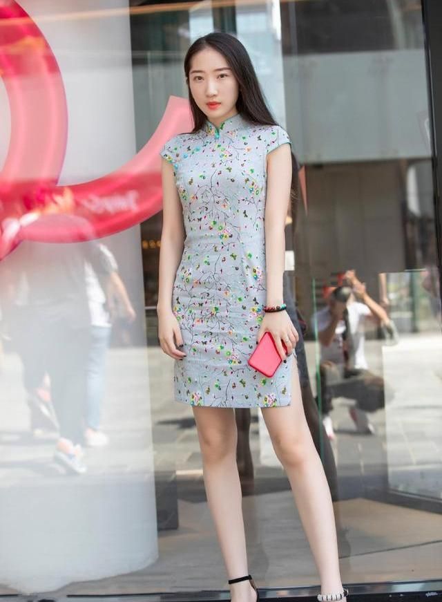 最女性的服装,姐姐穿着碎花旗袍,优雅知足