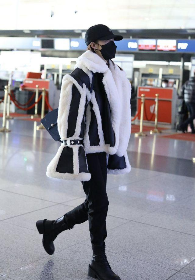 李沁穿拼接皮草搭马丁靴,又酷又有型,像个帅气的机车女郎!
