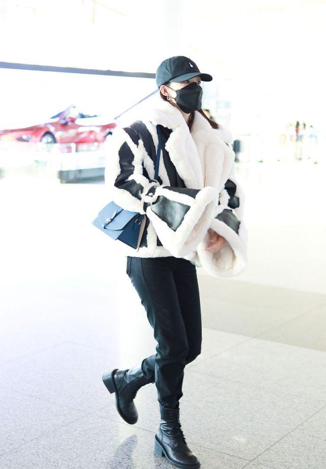 李沁穿拼接皮草搭马丁靴,又酷又有型,像个帅气的机车女郎!