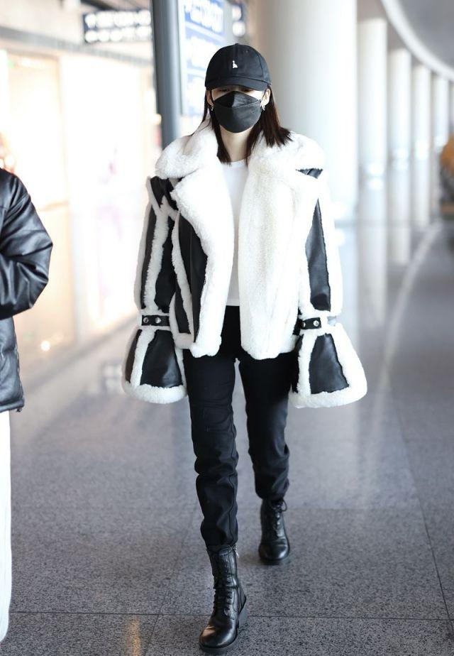 李沁穿拼接皮草搭马丁靴,又酷又有型,像个帅气的机车女郎!