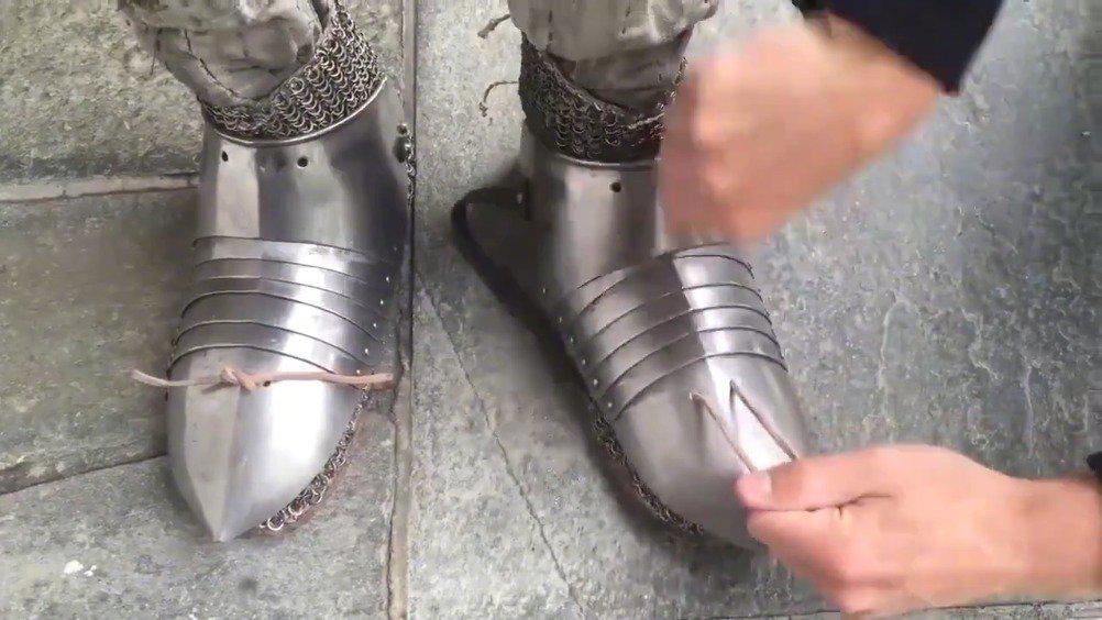英格兰14世纪末的盔甲,加上武器重达36千克