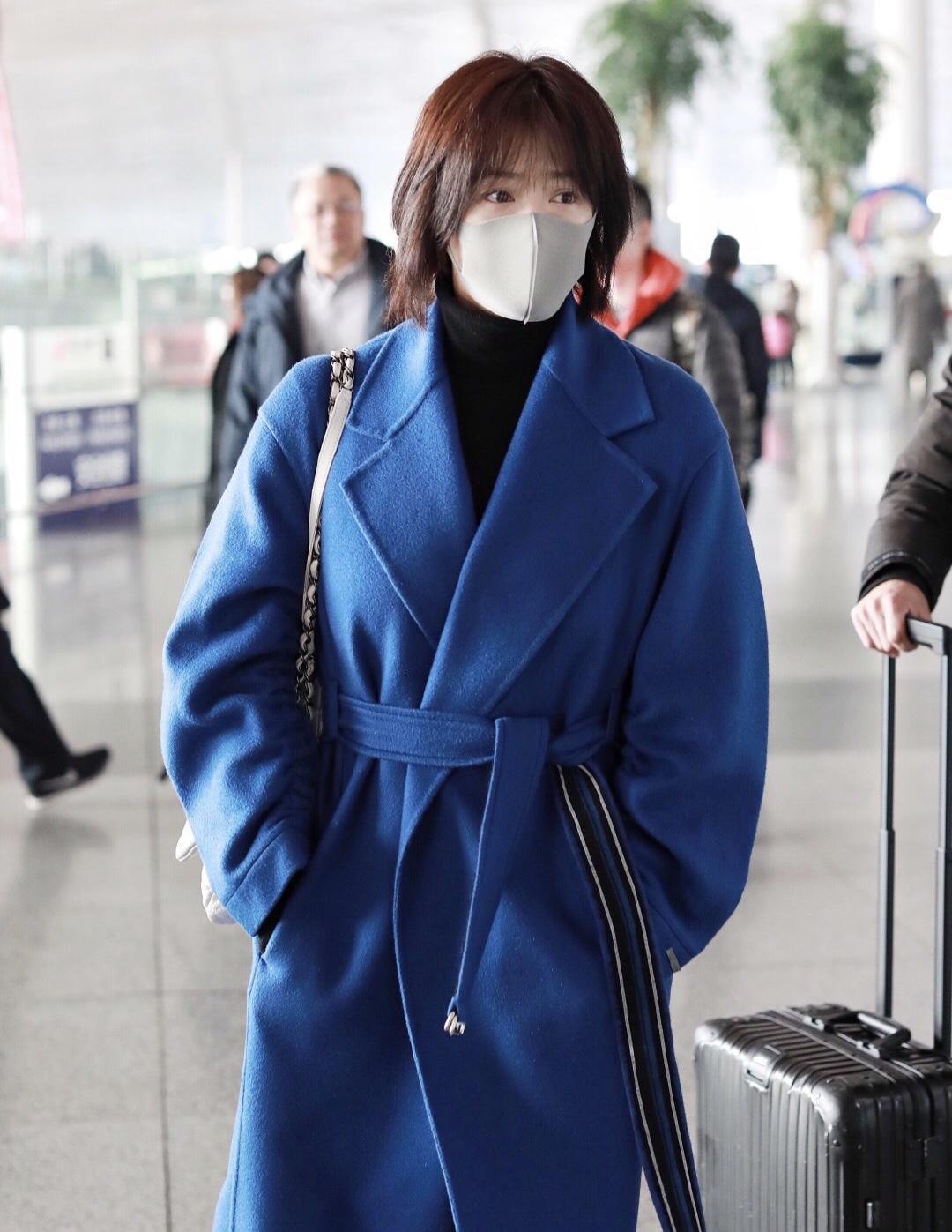 蒋欣终于穿对了一身宝蓝色毛呢大衣知性优雅保暖洋气不显壮