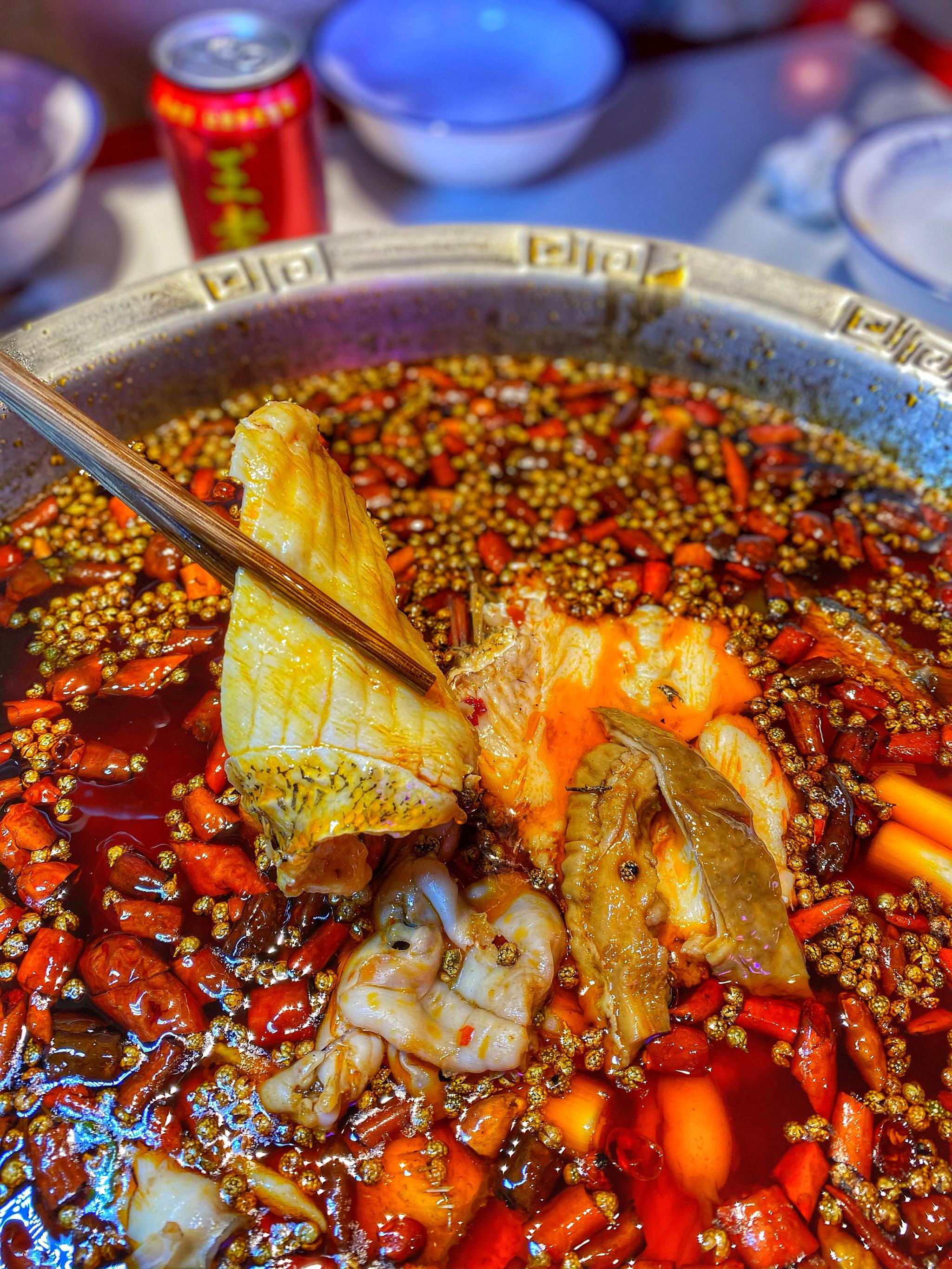 观音桥有一家新店美蛙肥肠鱼,每锅多加一两鱼,自带免费酒水超市