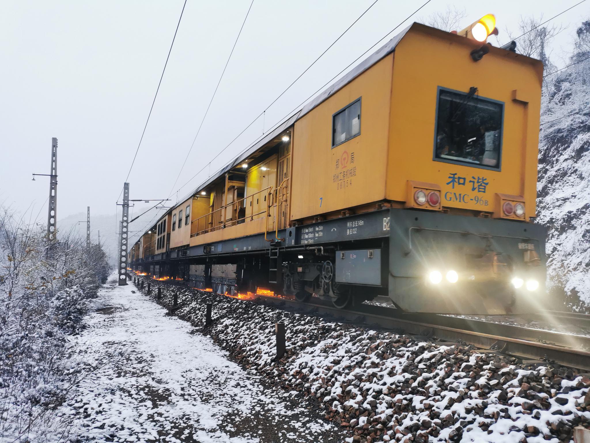 打磨14000多公里钢轨!春运铁路更"健康"