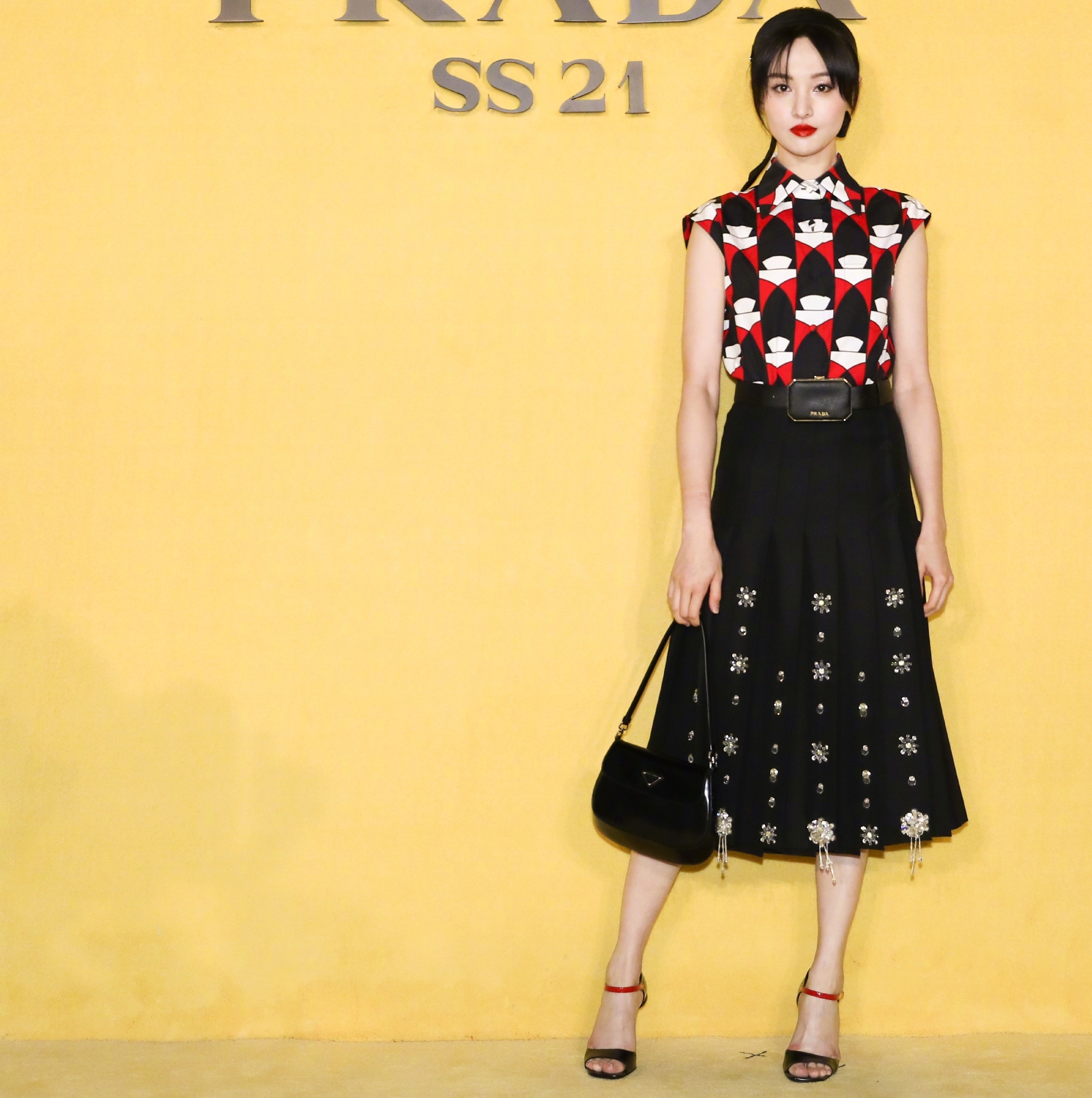 春夏是金像奖影后,是影视圈的文艺少女,而郑爽一直是90后顶流花旦