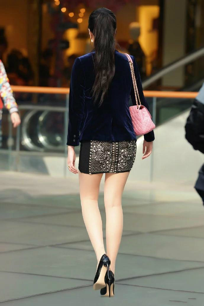 短裙一直有很高的回头率搭配一双高跟鞋展现独特气质和美丽