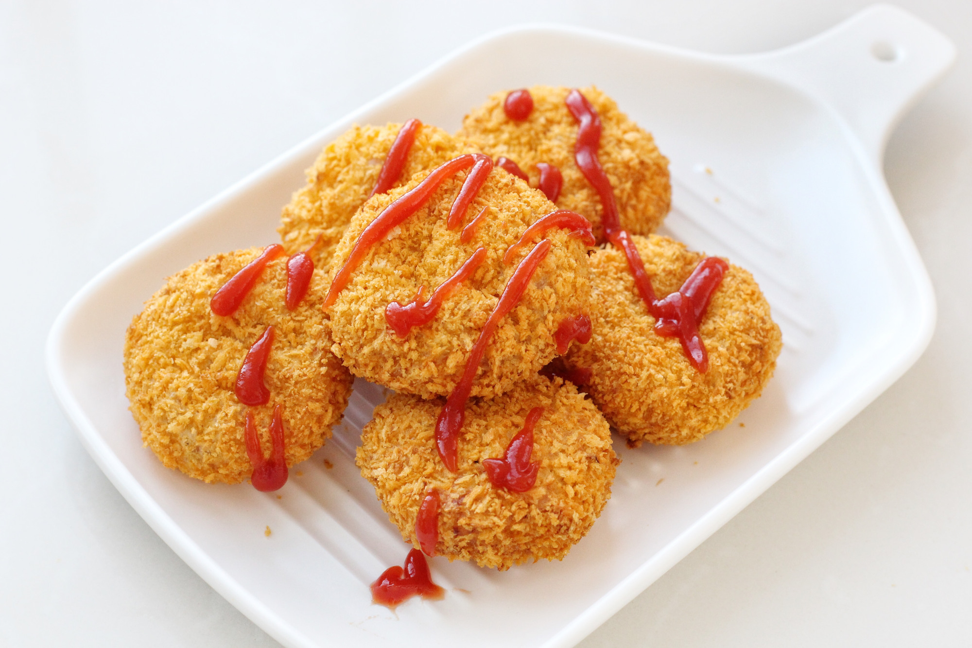 10.一款无油低脂的香酥土豆虾饼就做好了,简单又健康,赶快试试吧!