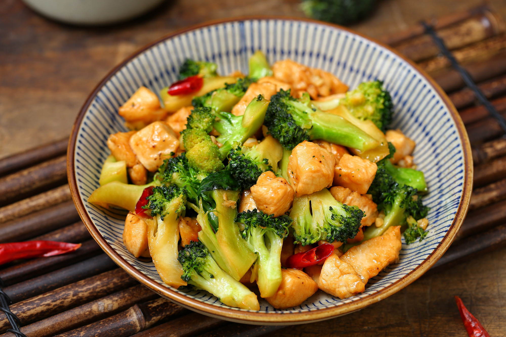 低脂营养富含维生素,减肥期也不怕体重增长|西兰花|低脂|鸡胸肉_新浪