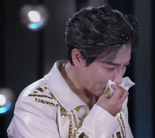 49岁陈志朋粉色眼线抢镜,当众飙泪哭花妆,还二度垂泪